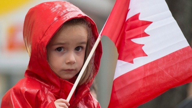 Девочка с канадским флагом